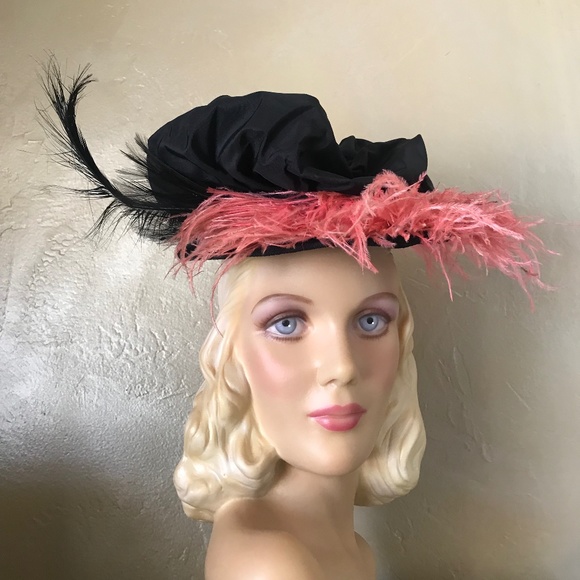 FASHIONABLE 1940s BLACK MULTI-FABRIC/MESH HAT WITH PINK OSTRICH & BLACK FEATHERS